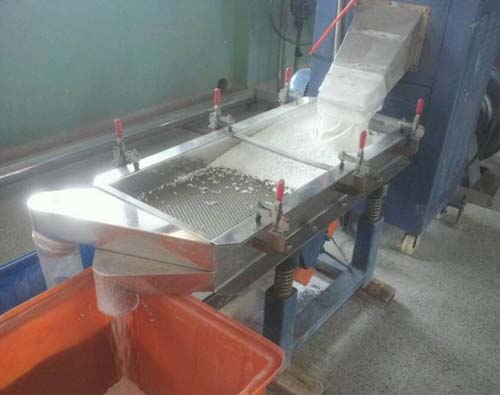 method of improving linear vibration screen efficiency