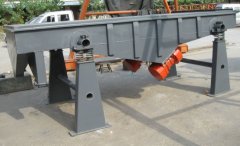 Large linear vibrating sieve