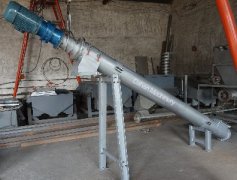 Angled screw conveyor